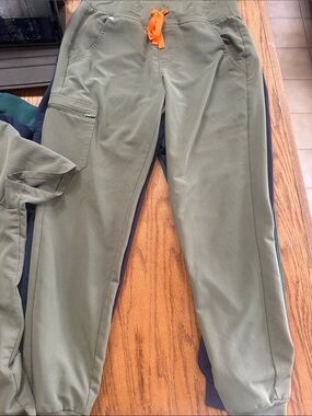 Figs Women's Martini Olive Green Zamora Joggers and Catarina top
